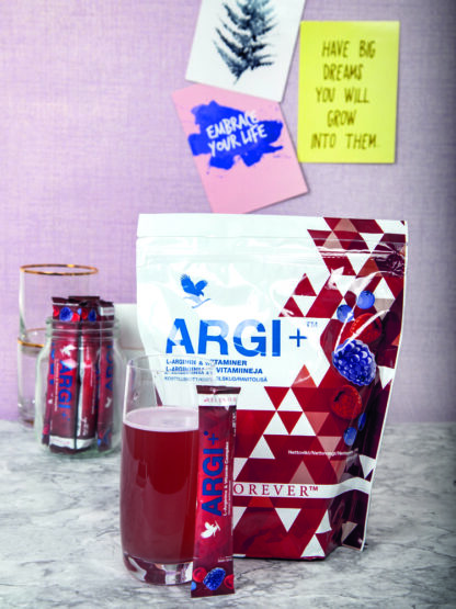 ARGI plus er en drik fra Forever, hvor pulver oprøres i vand.